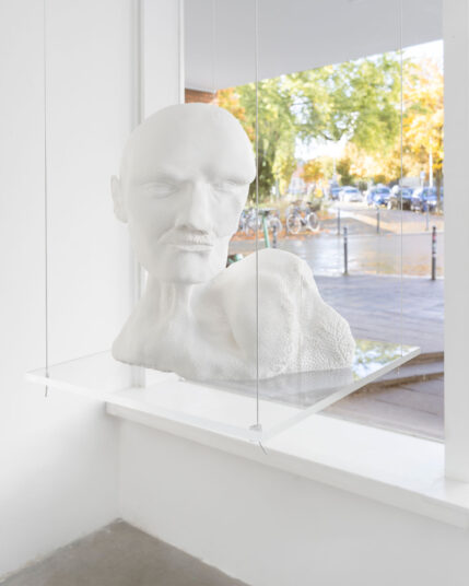 Untitled, 2022. 3D print bust (PLA, 35 x 30 x 20 cm), acrylic glass plate (40 x 40 x 1 cm)