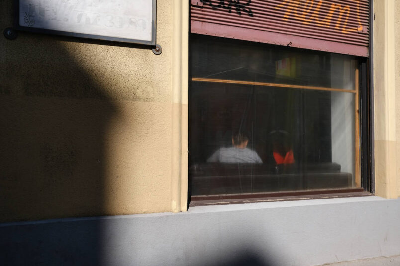 Axel Schön, Schattenfenster (Wien), 2019, 30 × 45 cm, hinter Acryl, Alu-Dibond, Euro 135,-