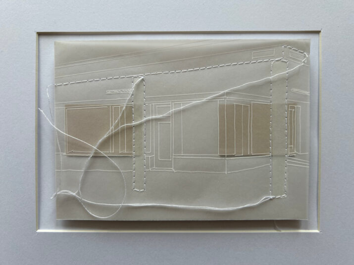 Lena Schmidt: ohne Titel (N.N. VI);
Edition Kunstraum B 2025;
Collage, Zeichnung, Stickerei; Gesamtmaße inkl. weißer Objektrahmen 18x24 cm