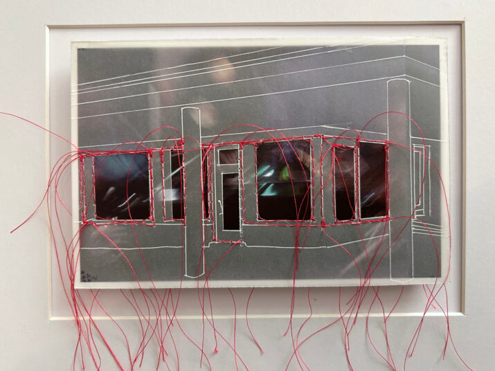 Lena Schmidt: ohne Titel (N.N. I);
Edition Kunstraum B 2025;
Collage, Zeichnung, Stickerei; Gesamtmaße inkl. weißer Objektrahmen 18x24 cm