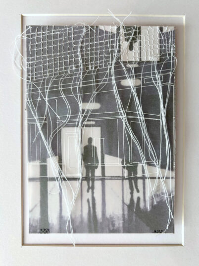 Lena Schmidt: ohne Titel (N.N.III);
Edition Kunstraum B 2025;
Collage, Zeichnung, Stickerei; Gesamtmaße inkl. weißer Objektrahmen 24x18 cm