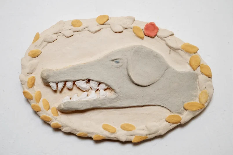 - verkauft - »Bissig«, Maren Koll, 2020, Keramik, ca. 22 x 14 x 3,5 cm, Preis 90,– €