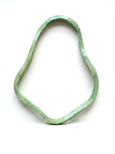 - verkauft - »SURROUNDING«, Chili Seitz, 2025/26, Keramik, glasiert, Wandobjekt, 90,– €