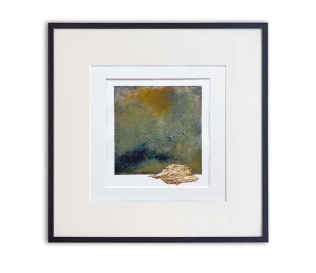 »sinkt still«, Sösta Sönksen, 2026, 30 x 30 cm, Mixed Media auf Büttenpapier, gerahmt, 150,– € (Kunstraum B - PocketArt 2026 -Sonderpreis)